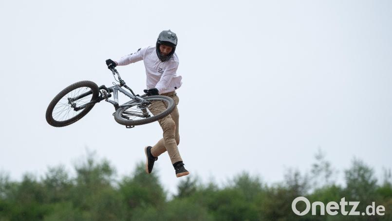 Lukas Knopf aus Leukersdorf (Sachsen) in Aktion: Der Mountainbike-Profi will am Samstag in Amberg zeigen, was er kann. Bild: Sebastian Gollnow/dpa