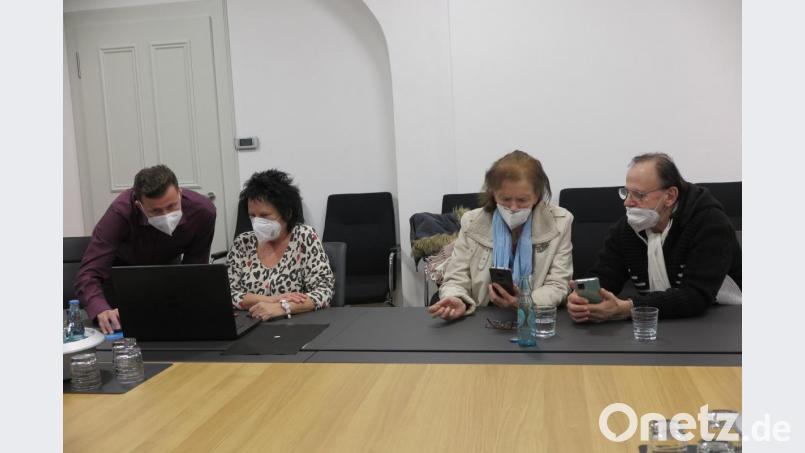 Jürgen Blumberg (links) wusste immer Rat beim Seniorenkurs über soziale Medien. Bild: jzk