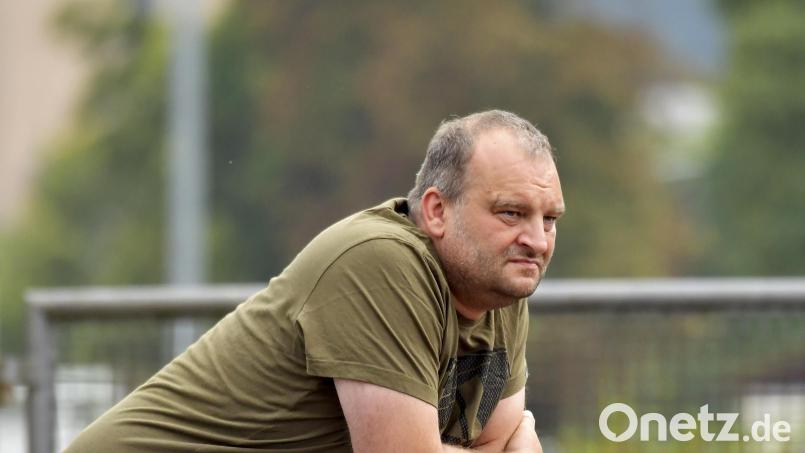 Trainer Bernd Scheibel und sein ASV Haselmühl führen derzeit überraschend die Tabelle der Kreisliga Süd an. Archivbild: Hubert Ziegler