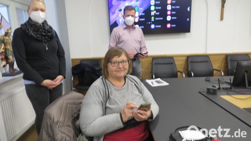 Jürgen Blumberg und Stefanie Baier (links) verrieten den Senioren Tipps für gute Aufnahmen mit ihrem Smartphone. Bild: jzk