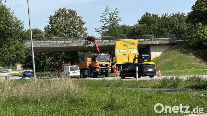 Ab Montag, 28. August, wird die Brücke über den Autobahnzubringer bei Sulzbach-Rosenberg saniert. Bild: Andreas Royer