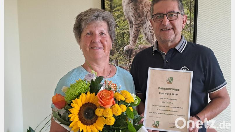 Bürgermeister Franz Tauber dankte Sigrid Ritter dafür, dass sie sich seit 25 Jahren um die Räumlichkeiten im Schulhaus kümmert. Bild: gis