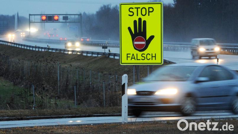 Ein Schild mit der Aufschrift «Stop Falsch» warnt an der A8 bei Grabenstätt Falschfahrer. An der A6 bei Amberg gibt es solche Hinweise nicht, hier war am Mittwoch ein Geisterfahrer unterwegs. Symbolbild: Tobias Hase/dpa