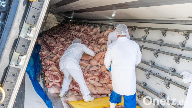 Fleisch liegt in einem umgekippten Lastwagen auf der Autobahn 3. Bild: Merzbach/News5/dpa