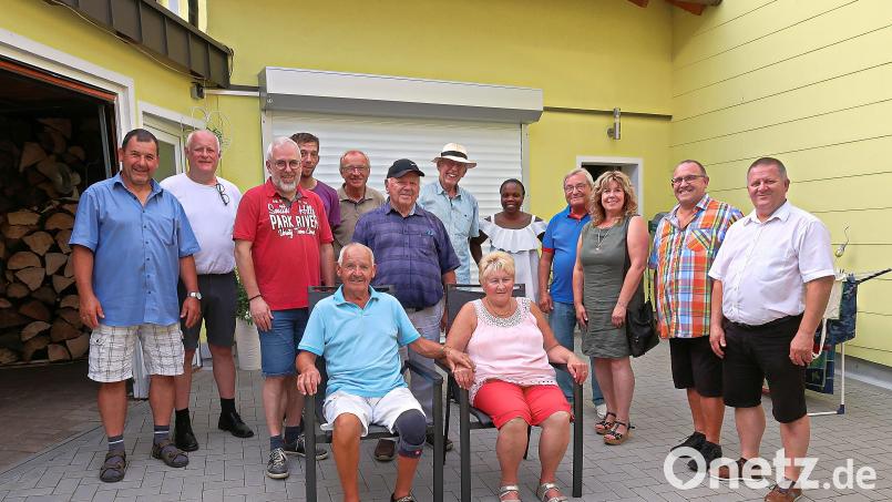 Johann Sperber (vorne links) feierte 80. Geburtstag. Mit im Bild Ehefrau Waltraud (vorne rechts), Freunde, Vereinsabordnungen sowie Sohn Alexander (Zweiter von rechts) und Schwiegertochter Bintu (Fünfte von rechts). Bild: bsc