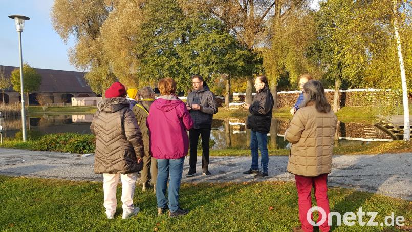 Jürgen Blumberg (Vierter von links) verriet den Senioren Tipps für gute Aufnahmen mit ihrem Smartphone im Freien. Bild: jzk