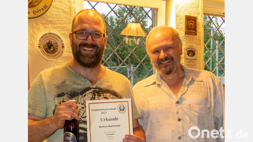 Sportwart Klaus Brunner gratulierte Vorsitzendem Thomas Bachmeie r(links) zu seiner außergewöhnlichen Leistung. Bild: Bernhard Lang