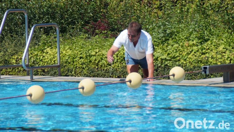 Zu den täglichen Arbeiten von Bademeister Reinhard Klein gehört es, die Wasserqualität zu überprüfen. Bild: wel