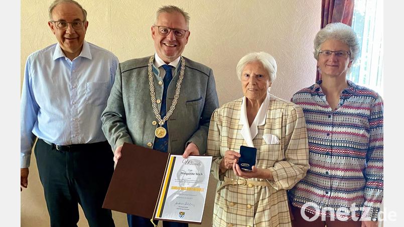 OB Andreas Feller überreichte an Margarete Stich die Konrad-Max-Kunz-Medaille Sohn Robert (links) und Tochter Claudia Stich (rechts) gratulierten der Mutter zur Auszeichnung. Bild: Stadt Schwandorf/(exb