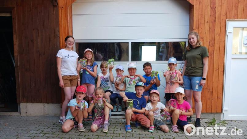 Celina Schleifenheimer (links) und Lucia Weidl (rechts) betreuten die Kinder bei der Ferienprogrammaktion Schnitzeljagd und Basteln auf der Altglashütte. Bild: Stadt Bärnau/exb