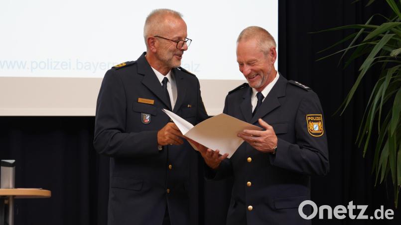 Polizeipräsident Thomas Schöniger (links) übergab die Ruhestandsurkunde an Bernhard Gleißner (rechts). Bild: kaz