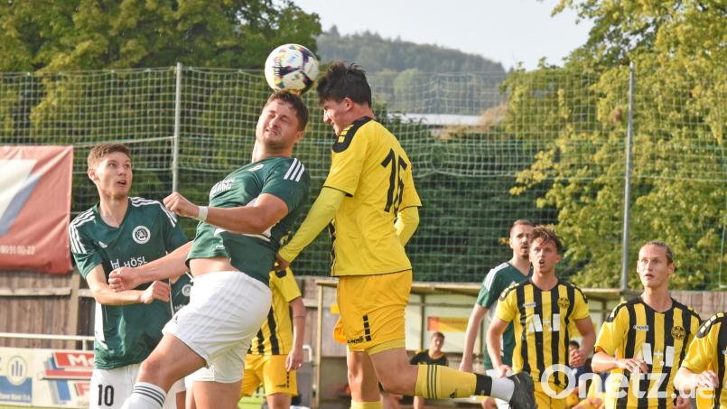 Der SV Mitterteich gastiert am Freitag bei der SG Quelle Fürth. Das Bild zeigt Slavomir Strmiska (Zweiter von links) in der Partie gegen die SpVgg Bayreuth II (1:2) im Kopfballduell mit Theo Prendke. Links beobachtet der Mitterteicher Jakub Nedbaly den Luftkampf. Archivbild: Gebert