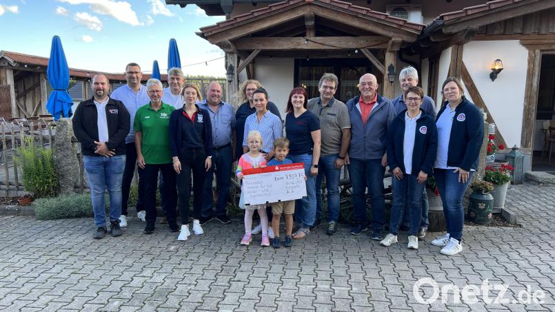 Insgesamt 7907,75 Euro übergab das Leitungsteam des aufgelösten Pressather FC-Bayern-Fanclubs an mehrere Vereine der Haidenaabstadt. Zweiter von links Vizevorsitzender Christian Marzi, Achte von links Schatzmeisterin Carola Farago, Sechster von links Ehrenvorsitzender Konrad Merkl. Bild: bjp