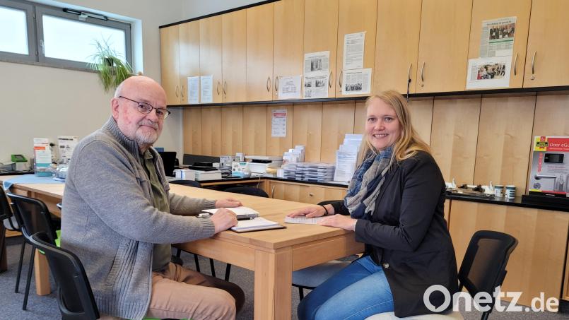 Die Seniorenbeauftragten Stefanie Baier (Kemnath) und Roland Lochner (Erbendorf) besprachen die nächste Seniorenfahrt ins Sibyllenbad am 29. Juni. Bild: jzk