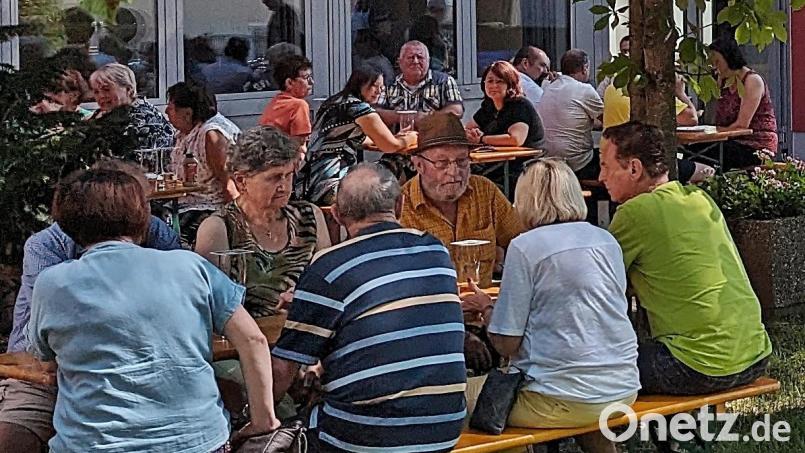 Die Gäste genießen beim Verein „Unter uns“ das Sommerfest im Pfarrgarten von Maria Waldrast. Bild: R. Kreuzer