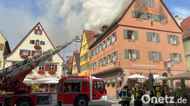Einsatzkräfte der Feuerwehr sind beim Löschen eines Brandes in einem Hotel zu sehen. Bild: Laura Krehn/Stadt Dinkelsbühl/dpa