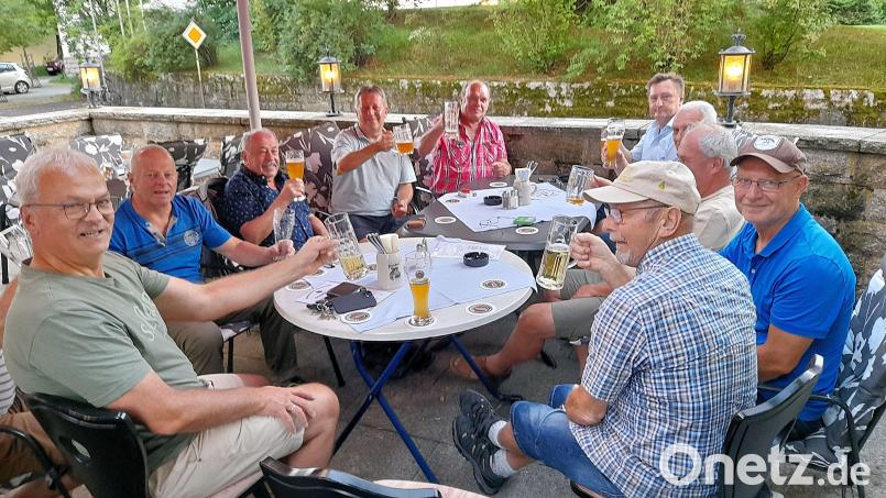 Ihre letzten Auftritte auf den Fußballplätzen liegen mittlerweile teils über 15 Jahre zurück. Nun gründeten die einstigen Alt-Herren-Fußballer des TSV Friedenfels einen Stammtisch, der sich künftig alle vier Wochen einmal treffen will. Bild: bsc