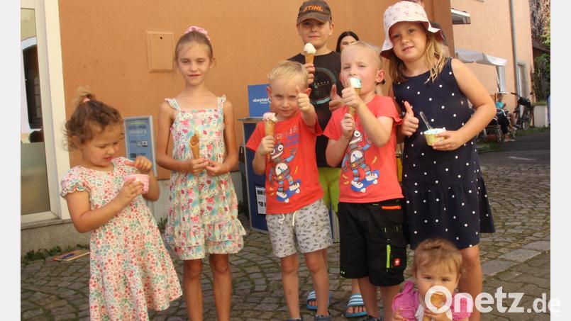 Vor allem die Kinder lassen sich das von Oberpfalz-Medien gesponserte Eis schmecken und machen „Daumen hoch" für diese Aktion. Bild: frd