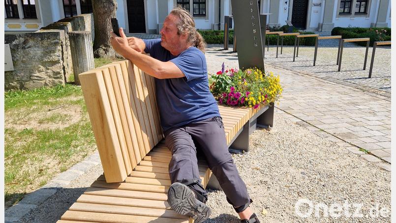 Radtourist Bernhard Weidacher hat den neuen Selfie-Point auf der Ruhebank bei der Basilika gerne ausprobiert. Bild: hmr