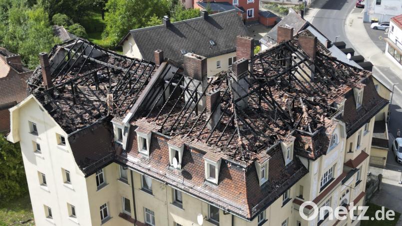 Nur noch als düsteres Gerippe ragen die verkohlten Balken des Dachstuhls in den Himmel. Bild: Wolfgang Erhart/exb