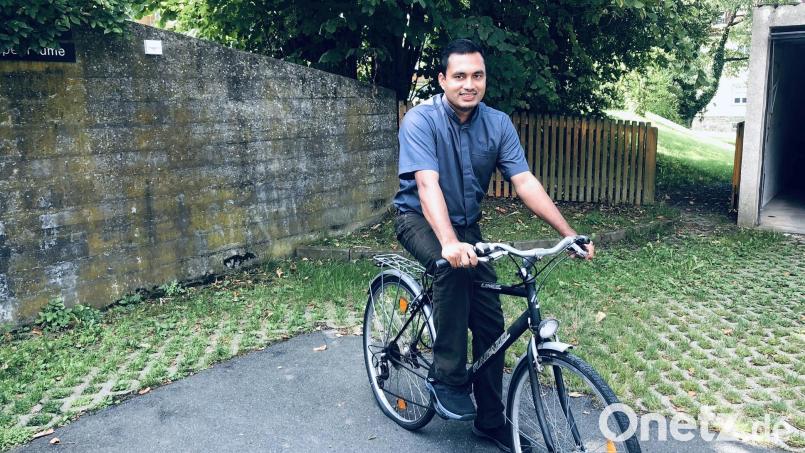 Mit seinem Fahrrad erkundet Pfarrvikar James George gerne die Region um Wiesau und Falkenberg. Bild: wro