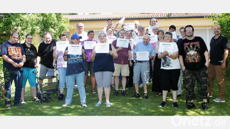 Die seit 35, 40 und 45 Jahren in der HPZ-Werkstatt Beschäftigten sind am Mittwoch für von Vorstandsmitglied Claudia Prommersberger (Dritte von rechts), von Werkstatt-Gesamtleiter Josef Albang (rechts), von Steffi Rothballer vom Sozialdienst (Sechste von rechts) und von den Mitgliedern des Werkstattrates, Ingo Kraus (links), Frauenbeauftragte Monique Krenzin (Zweite von links) und Simon Lang (Zweiter von rechts) ausgezeichnet worden. Bild: lst/exb