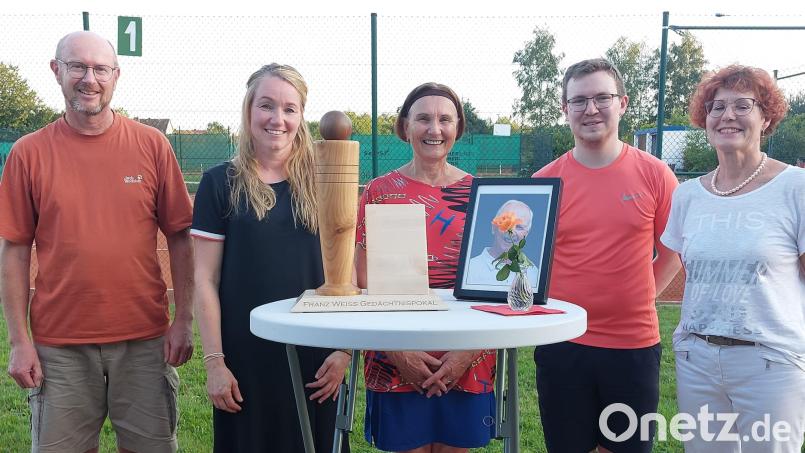 Nach der Siegerehrung des Gedächtnisturniers (von links): Christian Weiß (Sohn), Regina Klier (Jugendwart), Marianne Heller, Dennis Stangl (Vorstand der Tennisabteilung) und Carola Weiß (Ehefrau). Bild: Evi Haberl/exb