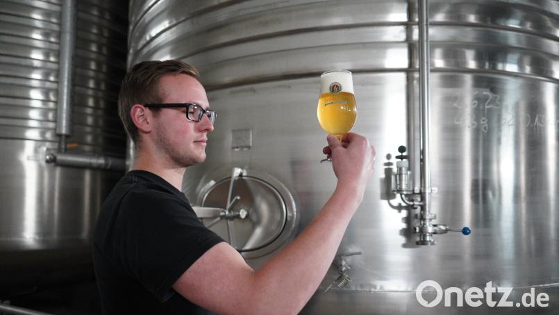 Lukas Richtmann ist Braumeister bei der Schlossbrauerei Friedenfels. Von der Handwerkskammer Oberfranken wurde er als jahrgangsbester Meister im Brauer- und Mälzerhandwerk ausgezeichnet. Bild: kaz