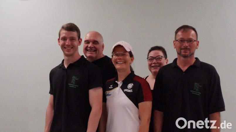 Prominenter Besuch in Gleiritsch: Bundestrainerin Pistole Jördis Grabe (Mitte) besucht den frisch gebackenen Deutschen Meister Andreas Köppl (links). Mit im Bild Vorsitzenden Tobias Beer (rechts) sowie Martina und Kuno Eckhardt (hinten) vom Kadertrainerteam. Bild: Gschrey/exb