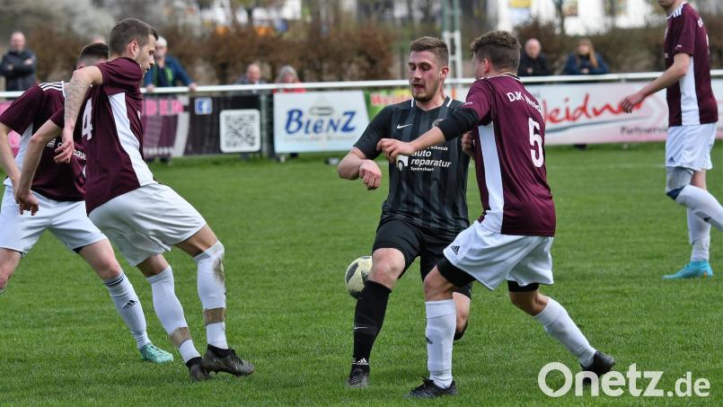 Die DJK Weiden (rote Trikots) hat, wie hier in einer Partie gegen den FC Tremmersdorf, im Defensivbereich meist alles im Griff. Im Derby gegen die SpVgg Schirmitz trifft man nun auf einen Gegner, der seine Stärken ebenfalls in der Abwehr hat. Archivbild: A. Schwarzmeier
