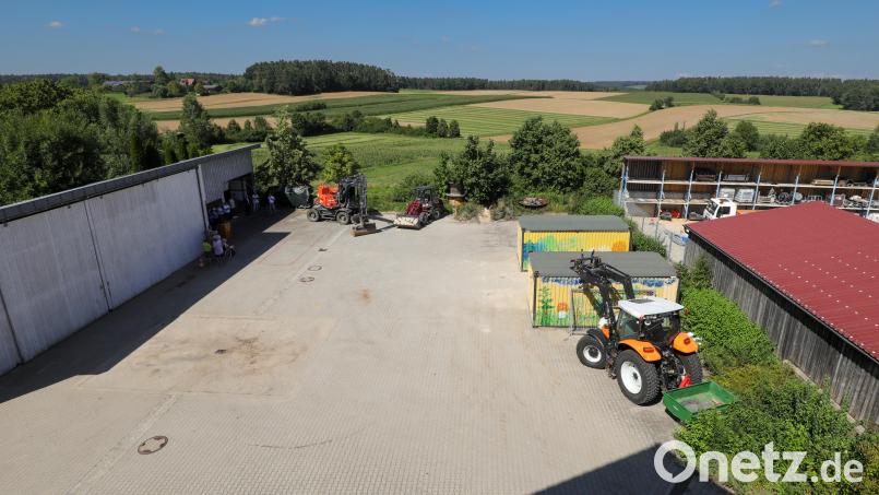 Auf diesem gepflasterten Grundstück hinter dem Feuerwehrhaus entsteht in Ammerthal die neue Hackschnitzelheizung zur Nahwärmeversorgung. Am Mittwoch war Spatenstich. Bild: Wolfgang Steinbacher