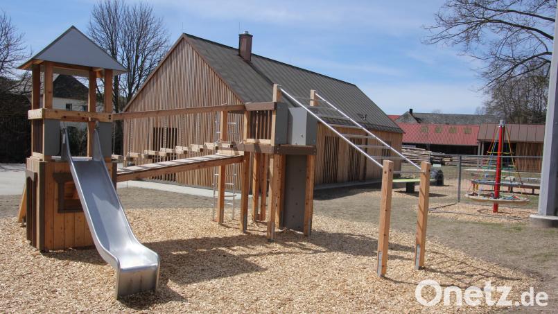 Das neue Multifunktionsgebäude und der Kinderspielplatz am Anger sind ein beliebter Treffpunkt für die Großkonreuther Bürger geworden. Archivbild: kro