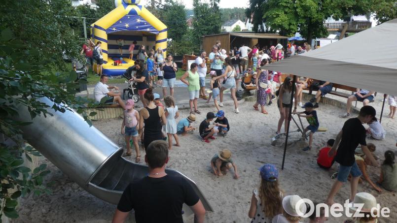 Die Suche nach „Gold-Nuggets“ im Sand gehört zum Programm beim Spielplatzfest in der Feistelholz-Siedlung. Bild: Thomas Schlosser/exb