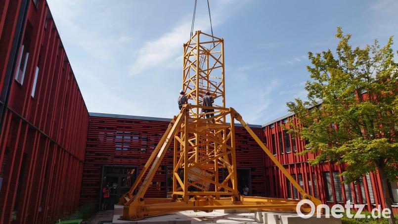 Im Innenhof des Amtes für Ländliche Entwicklung Oberpfalz in Tirschenreuth wird ein 64 Meter hoher Kran aufgebaut, der für die Sanierung des Gebäudes benötigt wird. Bild: lue