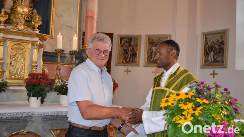 Kirchenpfleger Herbert Argauer bedankt sich beim scheidenden Pfarrer Jaison Thomas für elf Jahre Seelsorge. Bild: kki