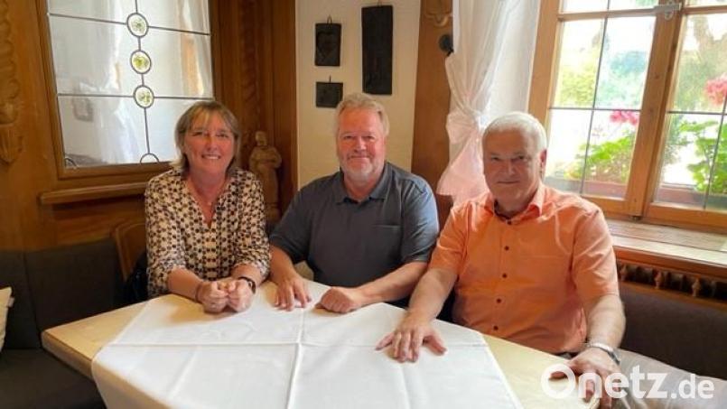 Der ehemalige Bürgermeister der Partnergemeinde Purbach Richard Hermann besuchte mit seiner Ehefrau Anna Bürgermeister Günter Kopp (von links) in Kulmain. Bild: Gemeinde Kulmain/exb