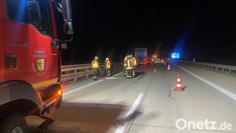 Auf der A 93 gab es am Donnerstag einen Unfall. Die Feuerwehren Oberwildenau/Luhe und Oberköblitz reinigten die Fahrbahn und leiteten den Verkehr aus. Bild: mld