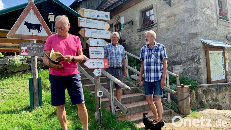 Landeswegewart Robert Reil (von links), Manfred Janker und Sigmund Wild hoffen, dass es im Landkreis Neustadt/WN bald einen weiteren Qualitätswanderweg gibt. Bild: Gabi Schönberger