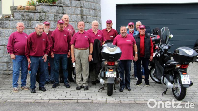 Die Rollerfreunde gratulieren Josef Götz (Sechster von links) zum 80. Geburtstag. Bild: Sauerer/exb