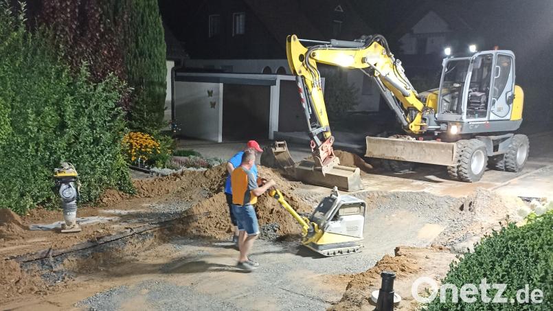 Notfall in der Siebenbürgerstraße: Die ganze Nacht waren der städtische Bauhof und die Firma Mark vor einer Woche im Einsatz, um das Rohr zu flicken. Bild: Bauhof Neustadt/WN/exb