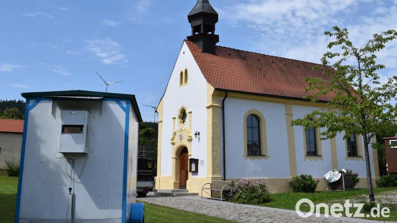 Mit aufgefrischter Fassade präsentiert sich die Kirche Jesus am Ölberg in Sinnleithen rechtzeitig zum Kirchweihfest. Der Aufbau lief schon vor einigen Tagen an. Bild: wfe
