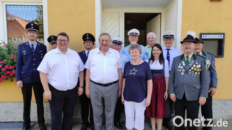 Johann Uschold (vorne Zweiter von links) feierte seinen 80. Geburtstag. Dazu gratulierten seine Frau Agnes, Pfarrer Udo Klösel ( vorne links) sowie die Vereinsabordnungen. Bild: gi