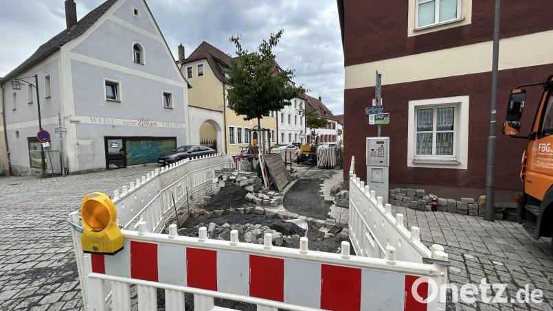 Der Stromversorger N-Ergie erneuert in der Sulzbacher Neustadt eine 20-kV-Stromleitung. Verkehrsteilnehmer müssen deshalb mit Behinderungen rechnen Bild: Andreas Royer