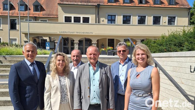 Landrat, Personalchef und Personalrat dankten den künftigen Ruheständlern und wünschten der neuen Jugendamtsleiterin alles Gute. Von links: Landrat Roland Grillmeier, Gudrun Scharf, Engelbert Träger (Vertreter des Personalrats), Emil Slany, Personalchef Walter Brucker und Sabine Konrad. Bild: Fabian Polster/Landratsamt Tirschenreuth/exb