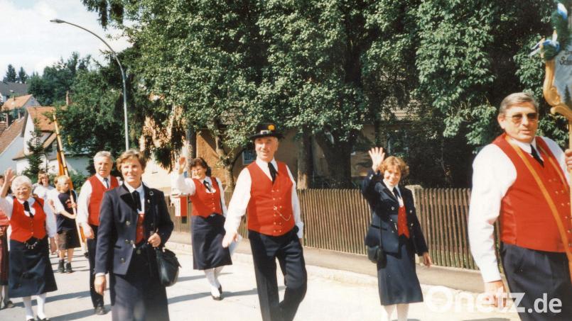 Bei den Marktfesten in Schmidmühlen war die Landsmannschaft immer vertreten. Vorneweg Kassier Alois Schlagbauer, 
von links Therese Thum und Erwin Holler. Archivbild: bö