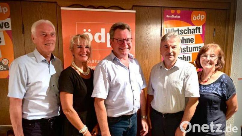 Sie stellen sich zur Wahl: Im Bild (von links) Landtagslistenkandidat Arnold Kimmerl, Bezirkstaglistenkandidatin Heidi Eckl, Bezirkstagdirektkandidat Martin Prey, Landtagsdirektkandidat Alfred Damm und Bezirkstaglistenkandidatin Anneliese Brock. Bild: Erhard Sailer/exb