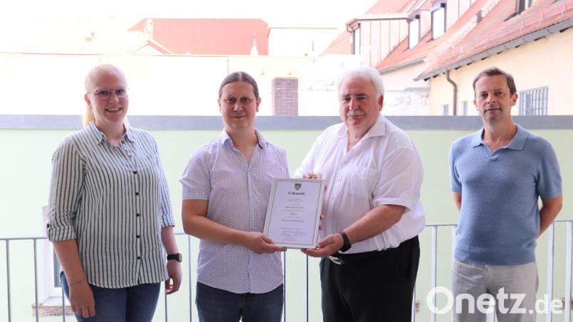Zweiter Bürgermeister Peter Gold (Zweiter von rechts), Leiter der Hauptverwaltung Markus Bergauer (rechts) und die stellvertretende Leiterin der Kämmerei Eva Kastl (links) gratulierten Christian Pößl (Zweiter von links) zum Dienstjubiläum. Bild: Stadt Tirschenreuth/exb