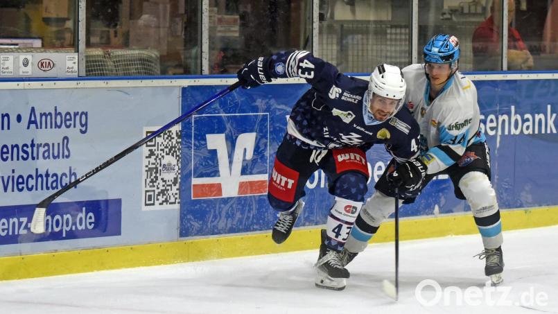 Die Blue Devils besiegten die Icefighters Leipzig im ersten Vorbereitungsspiel mit 5:2. Hier kämpfen der Weidener Fabian Ribnitzky (links) und Roberto Geiseler um die Scheibe. Bild: Gebert