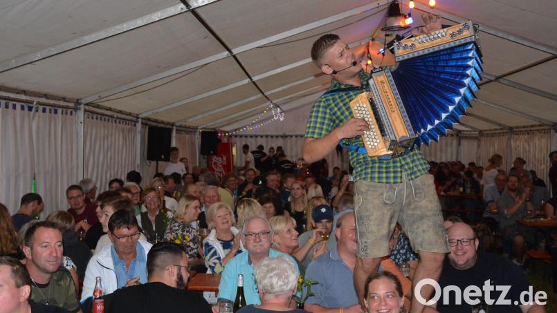 Alleinunterhalter Manuel Rahm lud die Besucher des ersten Weinfests in Pleußen auf eine musikalische Stimmungsreise ein. Der Burschenverein wurde am Samstag mit einem vollen Haus belohnt. Bild: jr