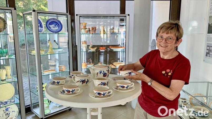 Helga Katrin Stano mit dem Neuzugang der Steingutsammlung. Bild: T. Reitmeier/exb